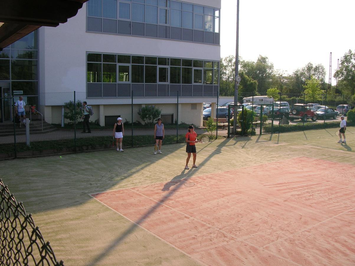 Sport Und Tagungshotel Кенцінґен Екстер'єр фото